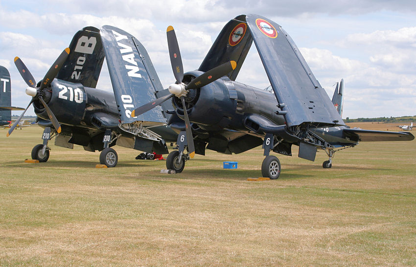 Chance Vought F4U-4 “Corsair”:  schweres Jagdflugzeug mit Propellerdurchmesser von 4 Meter !!