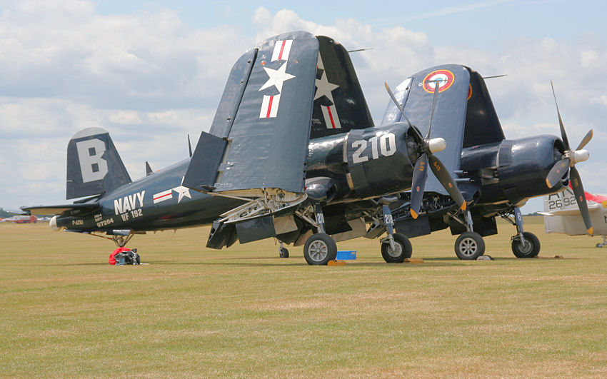 Chance Vought F4U-4 “Corsair”:  schweres Jagdflugzeug mit Propellerdurchmesser von 4 Meter !!