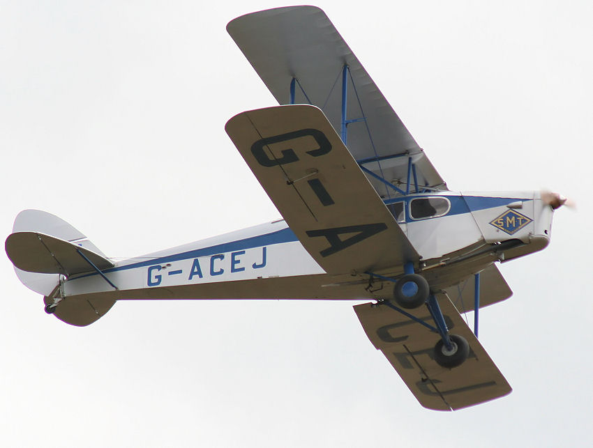 De Havilland D.H. 83 Fox Moth: Der Doppeldecker wurde aus der Tiger Moth mit erweitertem Rumpf entwickelt