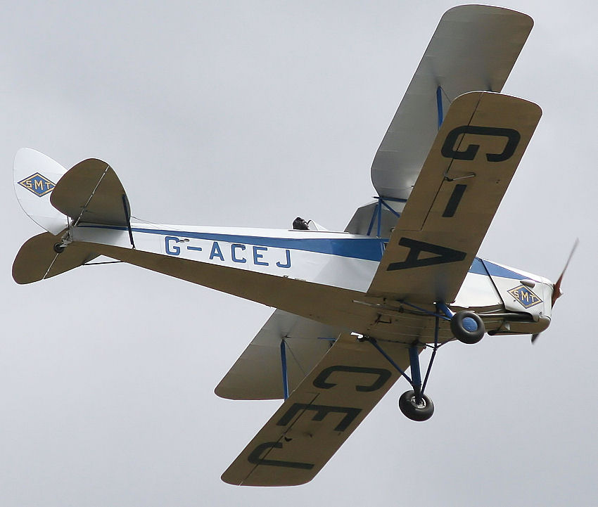 De Havilland D.H. 83 Fox Moth: Der Doppeldecker wurde aus der Tiger Moth mit erweitertem Rumpf entwickelt