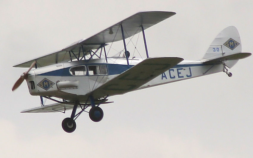 De Havilland D.H. 83 Fox Moth: Der Doppeldecker wurde aus der Tiger Moth mit erweitertem Rumpf entwickelt