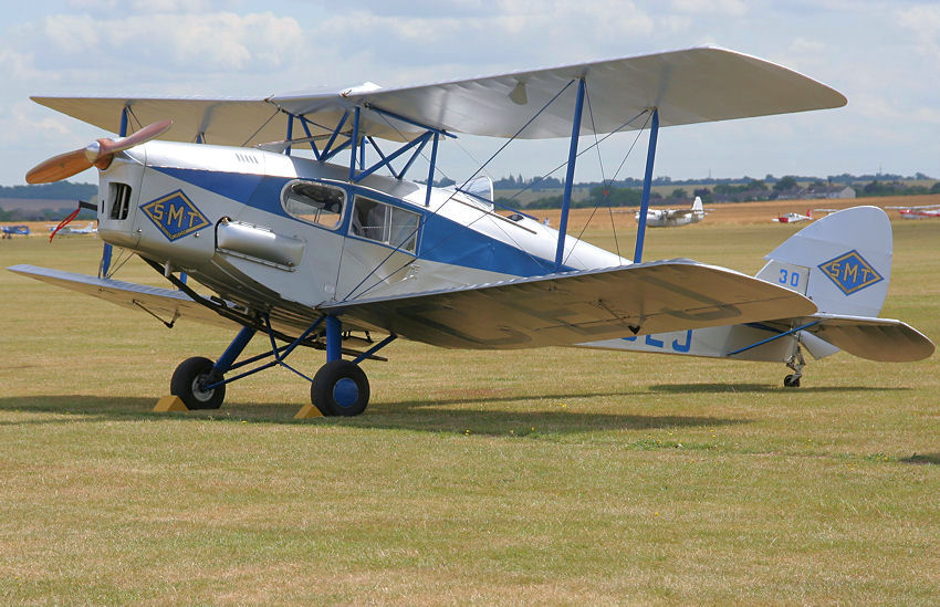 De Havilland D.H. 83 Fox Moth: Der Doppeldecker wurde aus der Tiger Moth mit erweitertem Rumpf entwickelt