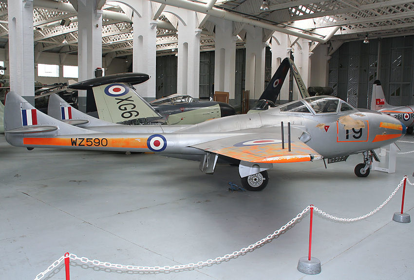 De Havilland Vampire T11: Trainerversion mit gondelförmigem Rumpf und doppelten Leitwerksträgern