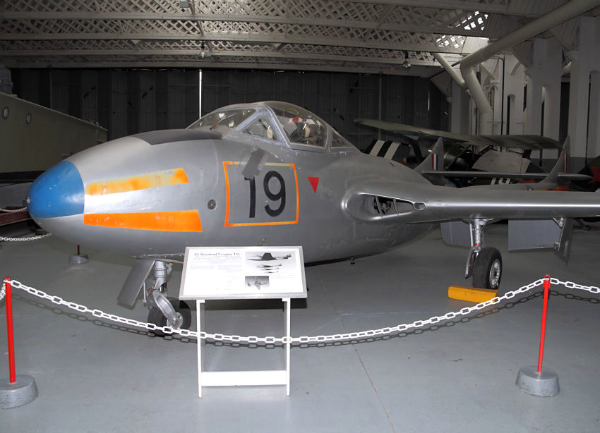 De Havilland Vampire T11: Trainerversion mit gondelförmigem Rumpf und doppelten Leitwerksträgern