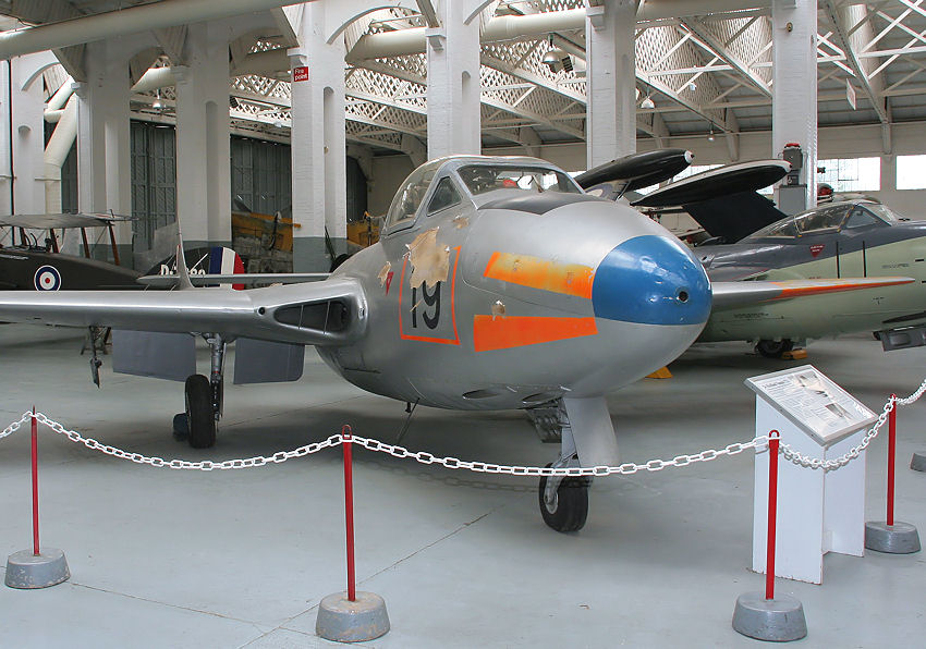 De Havilland Vampire T11: Trainerversion mit gondelförmigem Rumpf und doppelten Leitwerksträgern