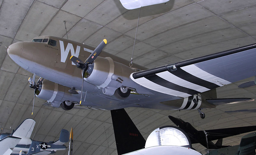Douglas C-47 Dakota: freitragender Tiefdecker der Royal Air Force von 1943