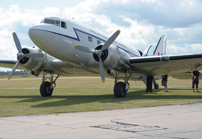 Douglas C-47 Dakota: freitragender Tiefdecker der Royal Air Force von 1943