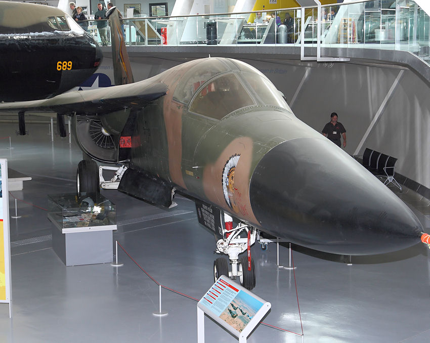 General Dynamics F-111: Das erste serienmäßig gebaute Kampfflugzeug der Welt mit Schwenkflügel