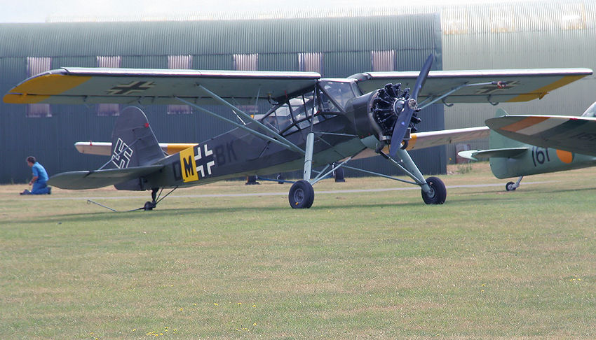 Fieseler Fi 156 "Storch": wurde im 2. Weltkrieg als Verbindungsflugzeug an allen Fronten eingesetzt