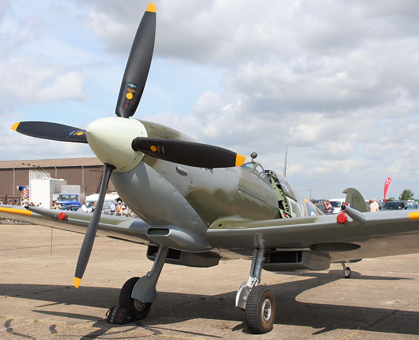 Supermarine Spitfire IX: Spitfire Mk.V mit Motore der Merlin-Serie als Zwischenlösung bis zur Mk.VIII