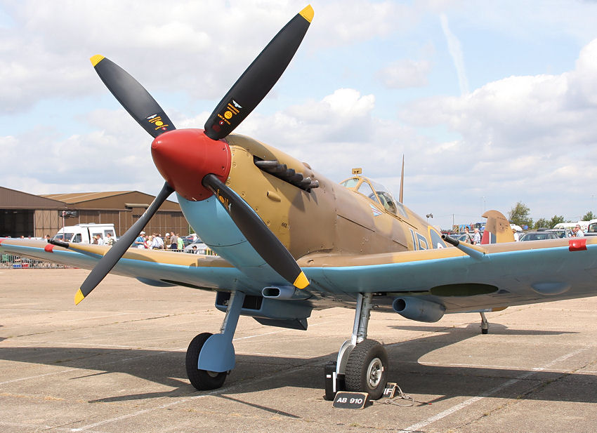 Supermarine Spitfire Mk.Vb (AB910, IRG): Die Mk.V wurde die bei weitem meistproduzierte Version