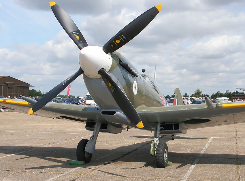 Supermarine Spitfire VIII:  mit Merlin-Motor, einziehbarem Spornrad und Tropenausrüstung