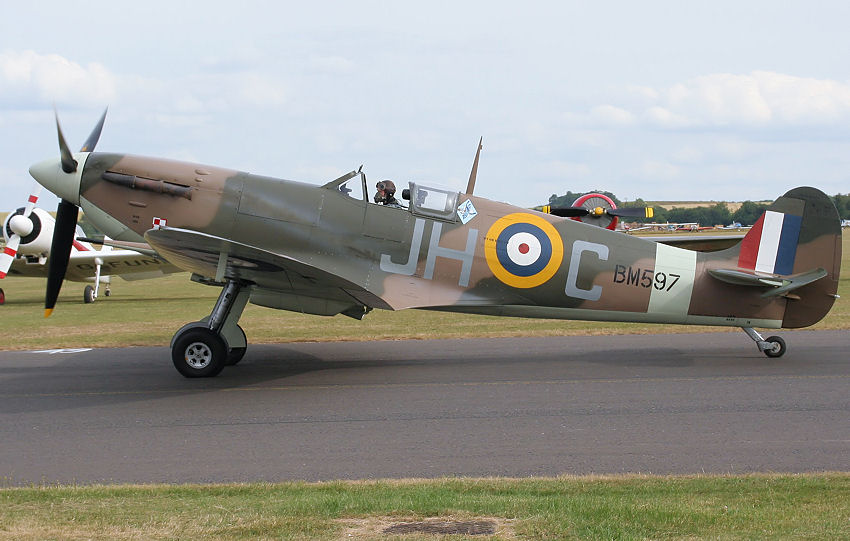Supermarine Spitfire Vb (MK.V): stärkerer Motor “Rolls Royce Merlin 45” mit 1.475 Ps