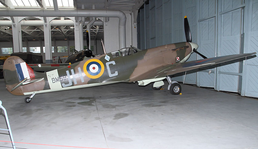 Supermarine Spitfire Vb (MK.V): stärkerer Motor “Rolls Royce Merlin 45” mit 1.475 Ps