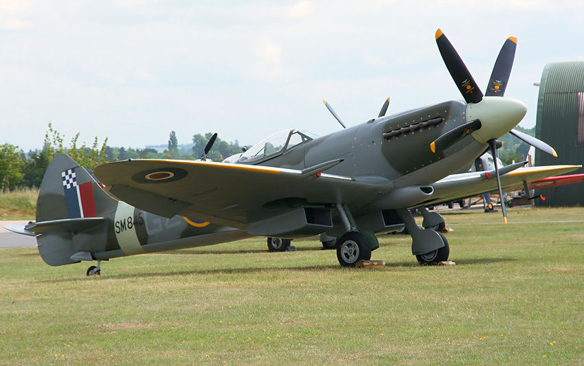 Supermarine Spitfire Mk. XVIII: hat zusätzliche Treibstoffkapazität und stärkere Tragflächen