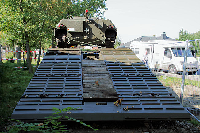 Eisenbahnwaggon mit Kampfpanzer Leopard