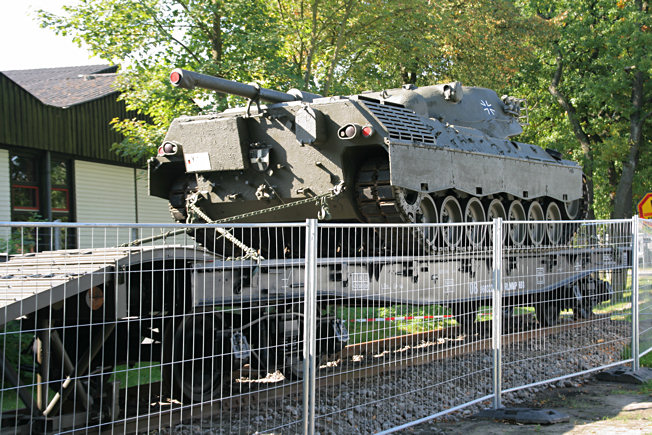 Eisenbahnwaggon mit Kampfpanzer Leopard