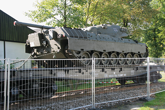 Eisenbahnwaggon mit Kampfpanzer Leopard