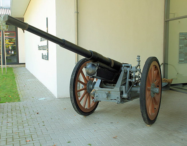Kanone im Eingangsbereich Munster