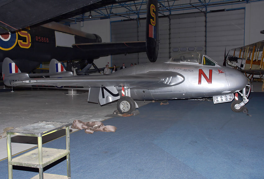 De Havilland DH 100 Vampire: Flugzeug mit gondelförmigen Rumpf und doppelten Leitwerksträgern