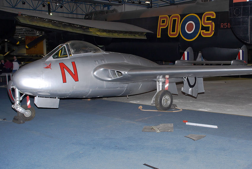 De Havilland DH 100 "Vampire": Flugzeug mit gondelförmigen Rumpf und doppelten Leitwerksträgern