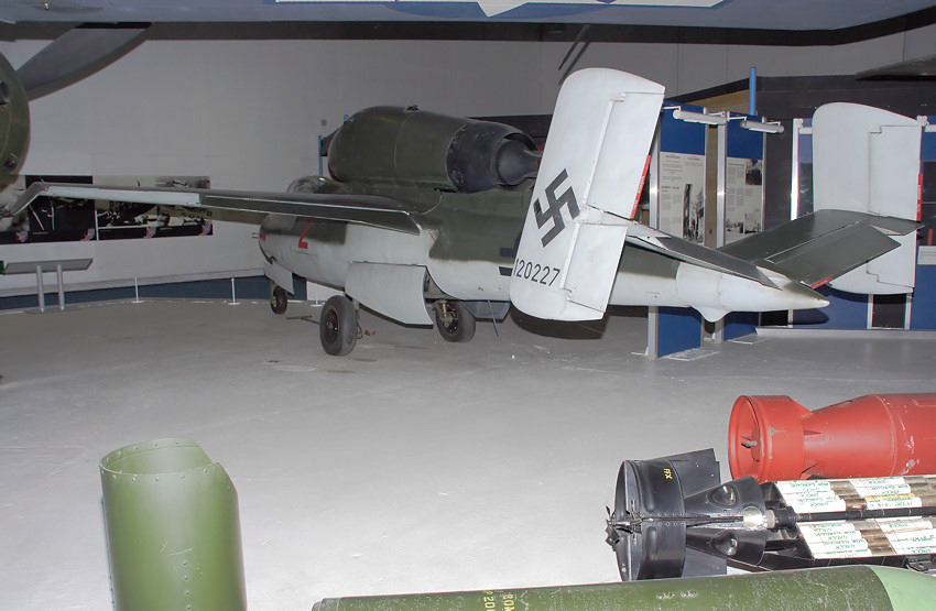 Heinkel He 162 “Volksjäger”:  deutsches Kampfflugzeug im Zweiten Weltkrieg
