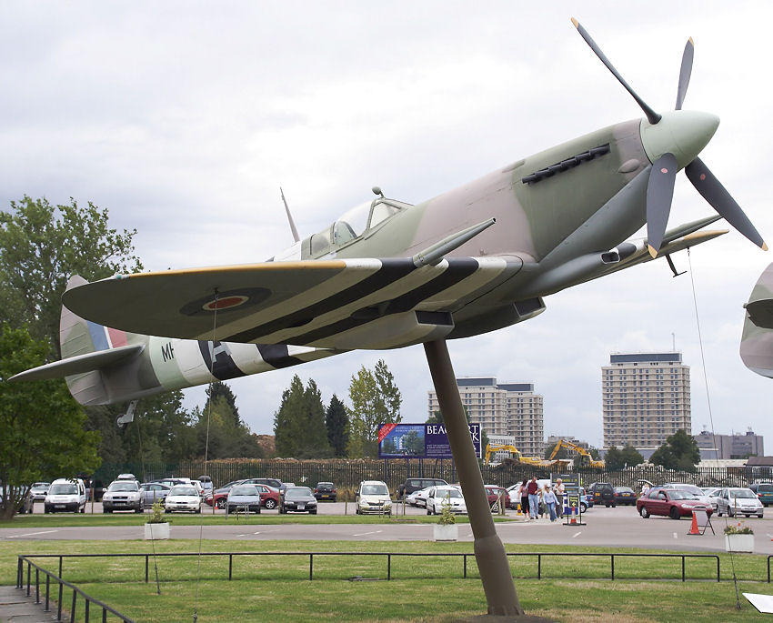 Supermarine Spitfire: englisches Symbol des 2. Weltkriegs im Eingangsbereich des Royal Air Force-Museums London