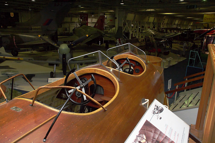 Supermarine Southampton Mk.I:  Cockpit des Flugboots aus Holz