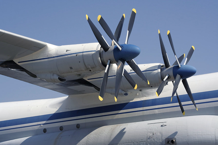 Antonov AN-22: größtes Flugzeug der Welt mit Propellerantrieb (Turbo-Prop)