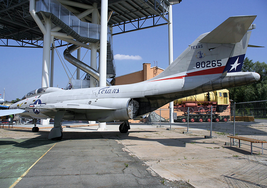 McDonnell F-101 Voodoo: Allwetter-Abfangjäger der USA von 1954