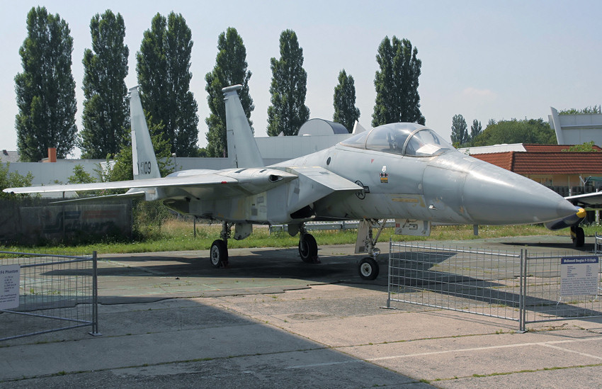 F-15 Eagle, McDonnell Douglas:  Das Flugzeug hat mehr Schub, als es wiegt !!