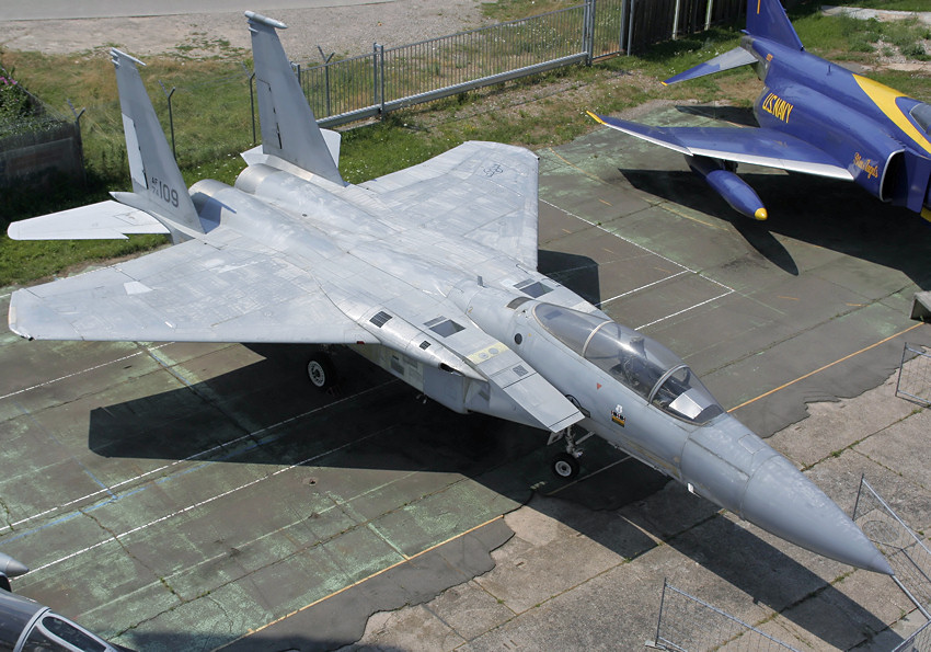 McDonnell Douglas F-15 Eagle:  Das Flugzeug hat mehr Schub, als es wiegt !!
