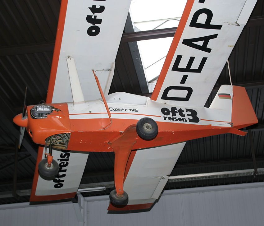 Himmelslaus: Flugzeug mit interessanter Anordnung von Doppelflügeln