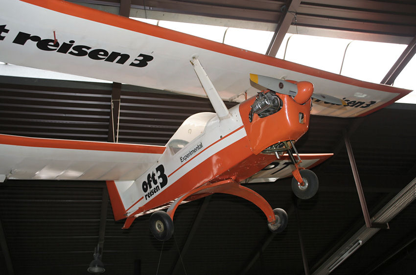 Himmelslaus: Flugzeug mit interessanter Anordnung von Doppelflügeln