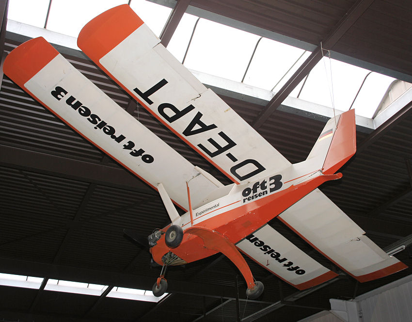 Himmelslaus: Flugzeug mit interessanter Anordnung von Doppelflügeln