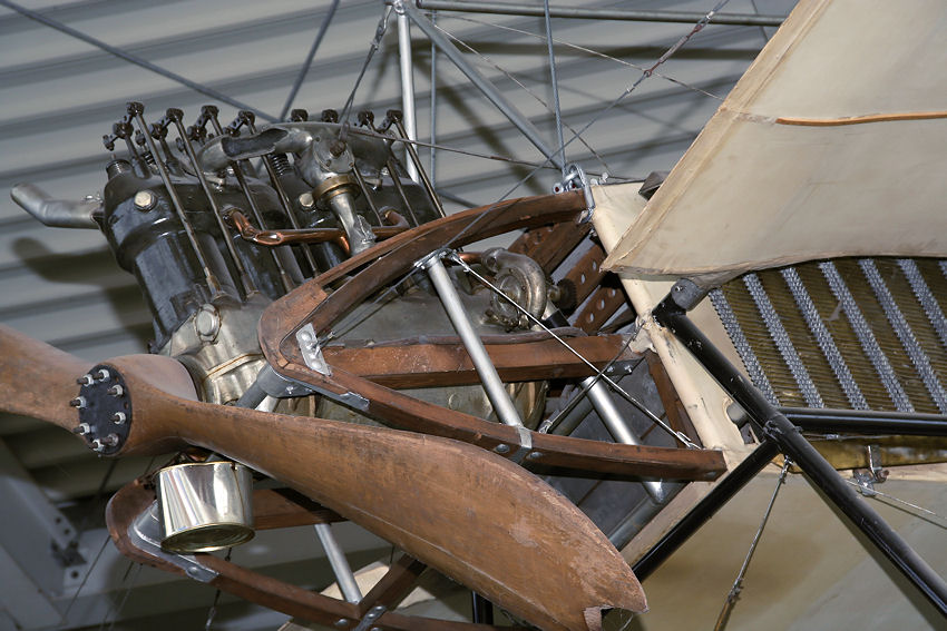 Dr. Hübner Eindecker: Das Flugzeug vermittelt die fliegerischen Möglichkeiten anno 1912