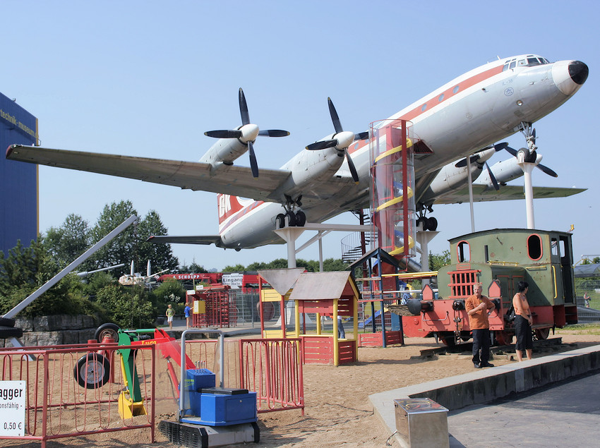 Iljuschin Il-18 ist ein 4-motoriges Passagierflugzeug des sowjetischen Herstellers Iljuschin. mit Turbopropantrieb und Druckkabine ausgerüstet. 