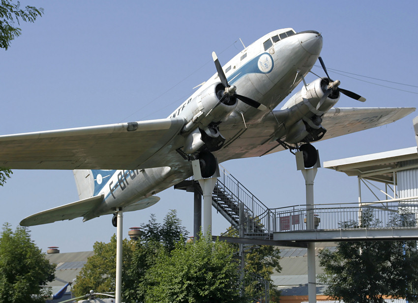 Douglas DC-3 Dakota:  (Militärversion = C-47 Dakota)