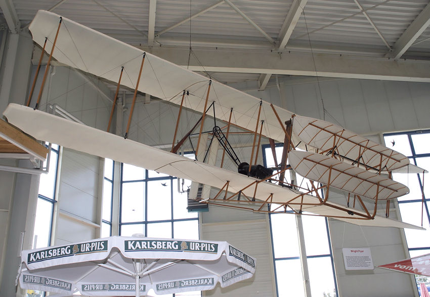 Wright Flyer:  Erstes flugfähige motorgetriebene Flugzeug der Welt von 1903