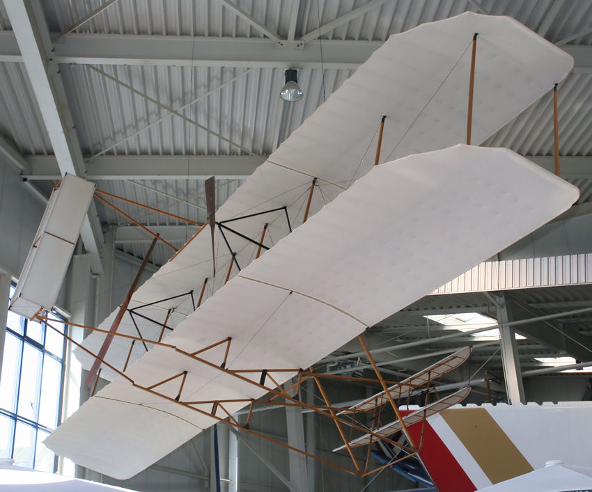 Wright Flyer:  Erstes flugfähige motorgetriebene Flugzeug der Welt von 1903