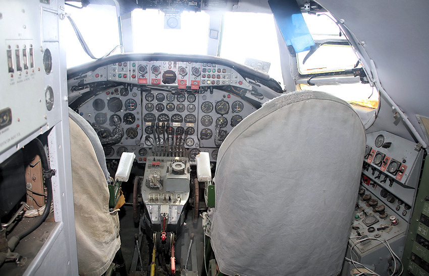 Vickers Viscount 800 - Cockpit