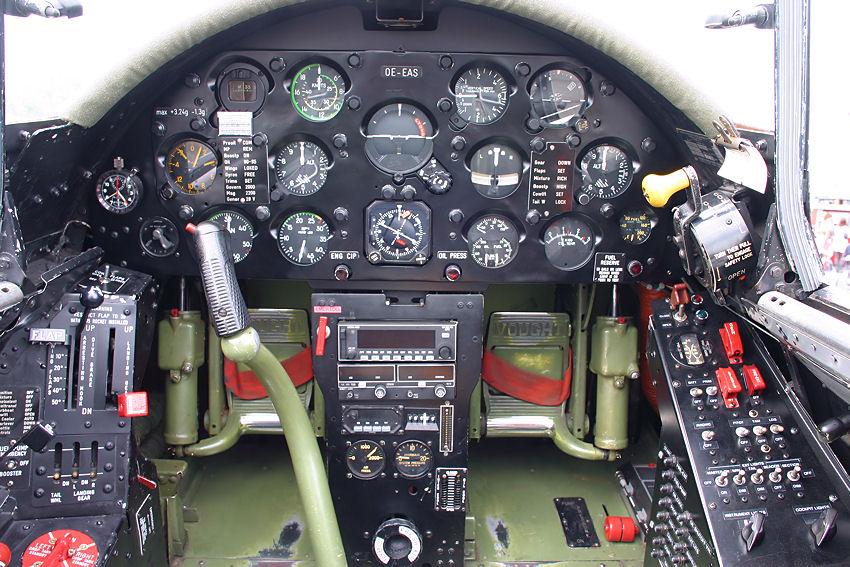 Chance Vought F4U-4 “Corsair”: Cockpit des Jagdflugzeugs aus dem Zweiten Weltkrieg