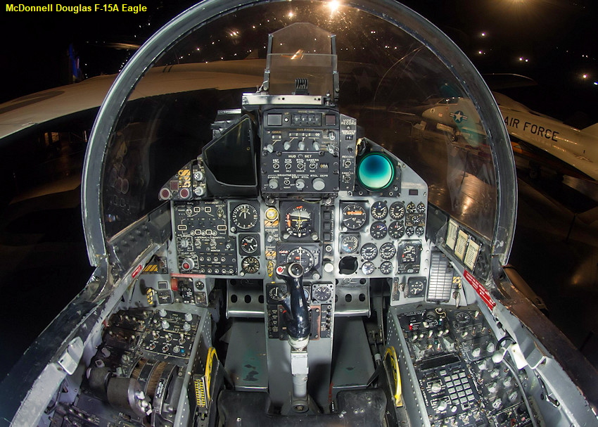  Cockpit der McDonnell Douglas F-15A