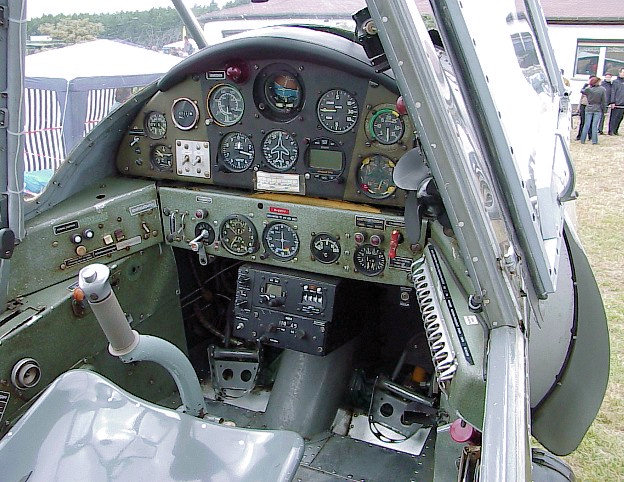 Cockpit der Zlin Z 37-2