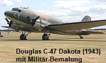 Douglas C-47 Dakota: Transportflugzeug mit Militär-Bemalung der damaligen Zeit