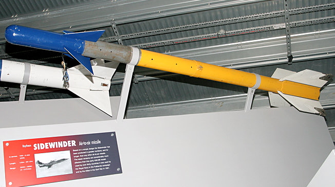 AIM-9 Sidewinder, Raytheon - 1. Genaration dieser Luft-Luft-Lenkwaffe