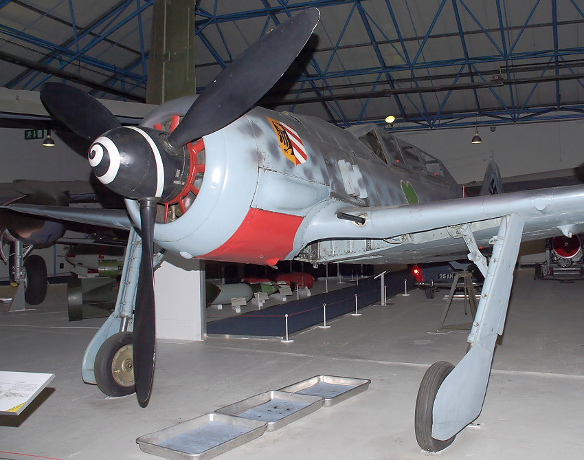 Focke Wulf Fw 190 A8 / U1: Doppelsitziges Jagdflugzeug mit Kolbenmotor ...